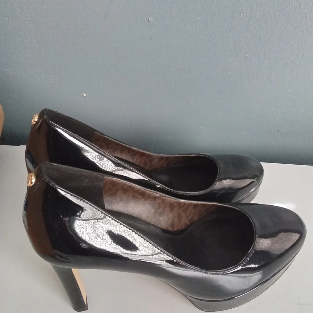 Michael Kors Black Patent Leather Platform Pump Round Toe Gold MK Logo Heel 8.5M